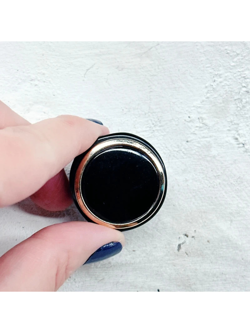 1049mc. Black Vintage Plastic Ring Size 7